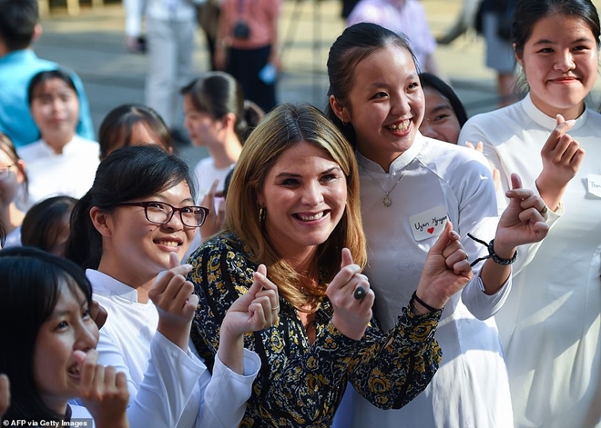 Giáo dục pháp luật - Nụ cười rạng rỡ và vòng tay ấm áp của bà Michelle Obama ở Việt Nam (Hình 13).