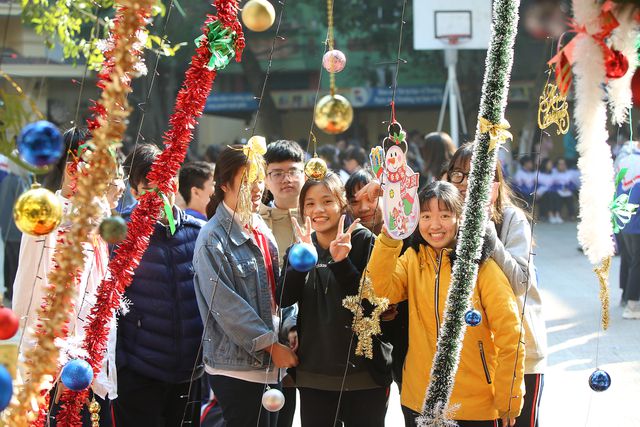 Giáo dục pháp luật - Cận cảnh 3 cây thông Noel 'khổng lồ' được học sinh trang trí ngay trong sân trường cấp 2 ở Hà Nội (Hình 7).