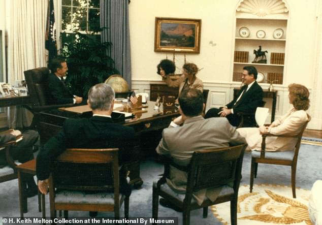 Tin thế giới - Bà 'trùm' cải trang của CIA từng khiến Tổng thống Bush kinh ngạc khi lột mặt nạ ngay tại Nhà Trắng (Hình 2).