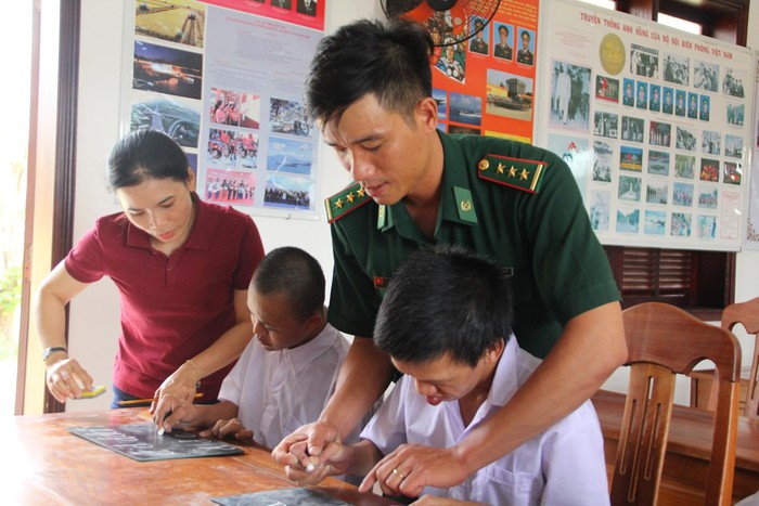 Việc tốt quanh ta - Lớp học tình thương tại Đồn Biên phòng Bình Minh: Nơi chắp cánh cho các trẻ em khuyết tật
