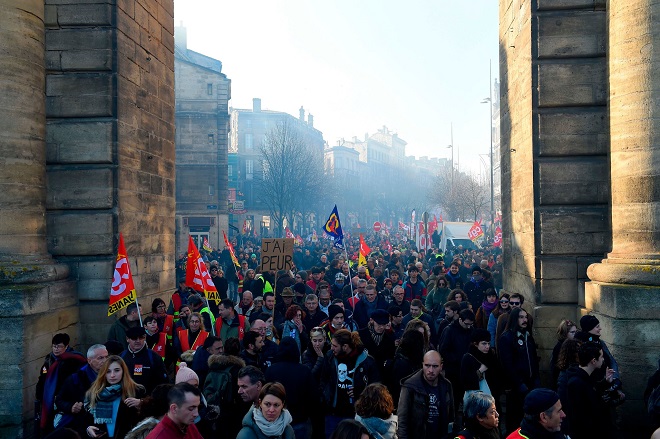 Tin thế giới - 800.000 người biểu tình đổ ra đường phản đối kế hoạch cải cách lương hưu khiến nước Pháp tê liệt (Hình 3).