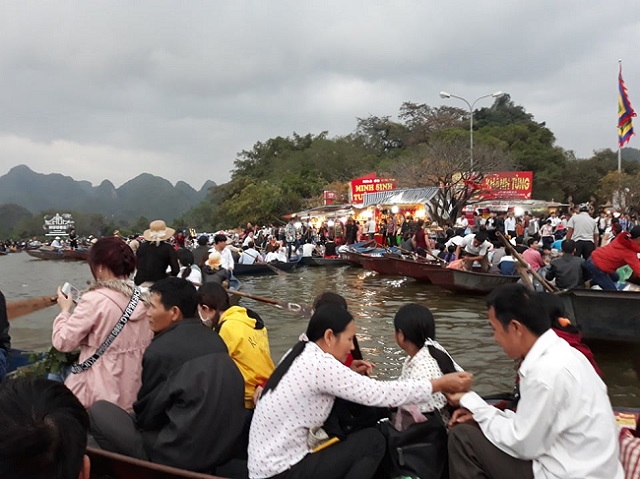 Tin tức - Hàng vạn du khách đổ về ngày đầu khai hội chùa Hương, bến đò chật cứng người