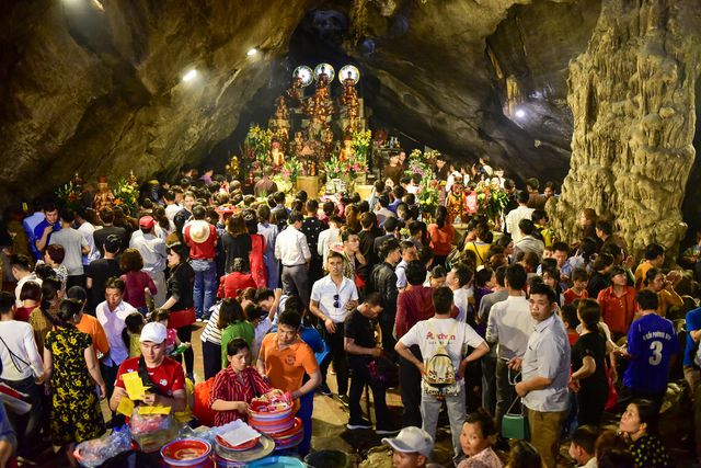 Tin tức - Hàng vạn du khách đổ về ngày đầu khai hội chùa Hương, bến đò chật cứng người (Hình 9).