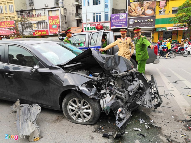 Pháp luật - Hà Nội: Xe Mazda gây tai nạn liên hoàn, 3 người bị thương (Hình 5).