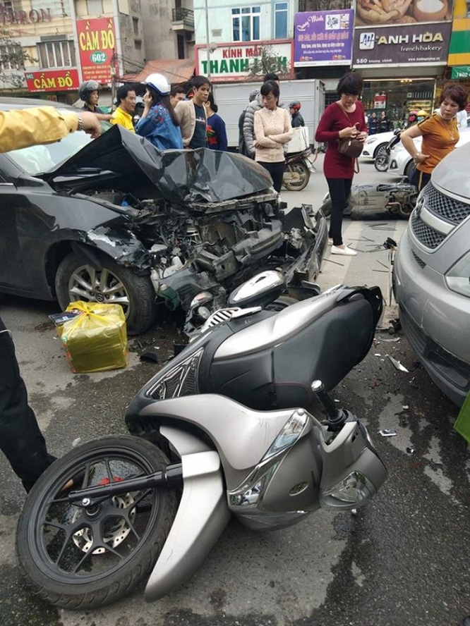 Pháp luật - Hà Nội: Xe Mazda gây tai nạn liên hoàn, 3 người bị thương (Hình 3).