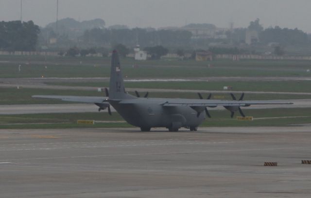 Tin trong nước - Huyền thoại máy bay vận tải quân sự C-130 của Mỹ hạ cánh tại Nội Bài 