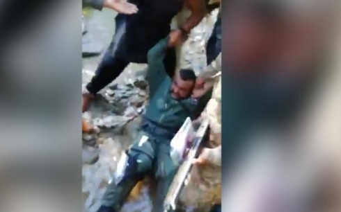 Video - Pakistan công bố video ghi cảnh phi công Ấn Độ bị bắt