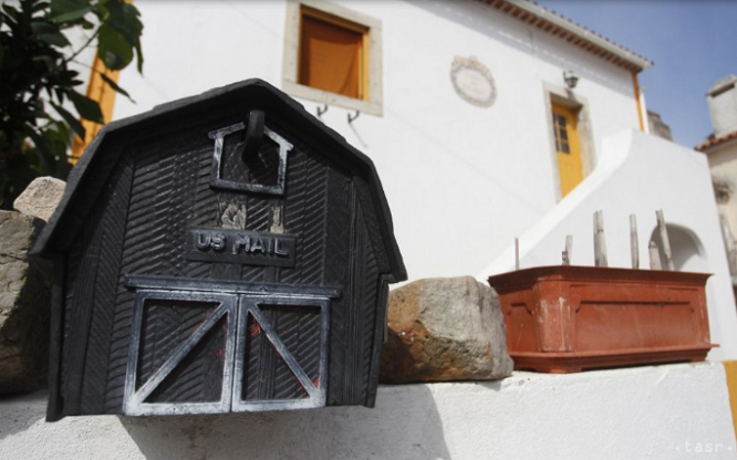 Tin thế giới - Dân làng Tây Ban Nha ngỡ ngàng khi mỗi sáng mở cửa thấy tiền để trước nhà