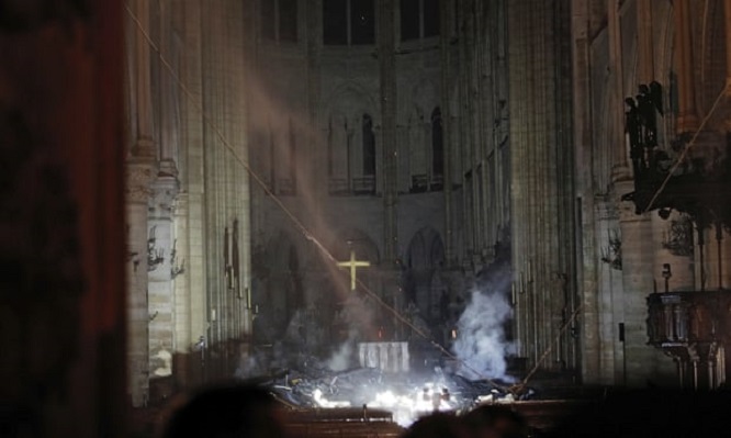 Tin thế giới - Những hình ảnh đầu tiên bên trong Nhà thờ Đức Bà Paris sau khi chìm trong biển lửa