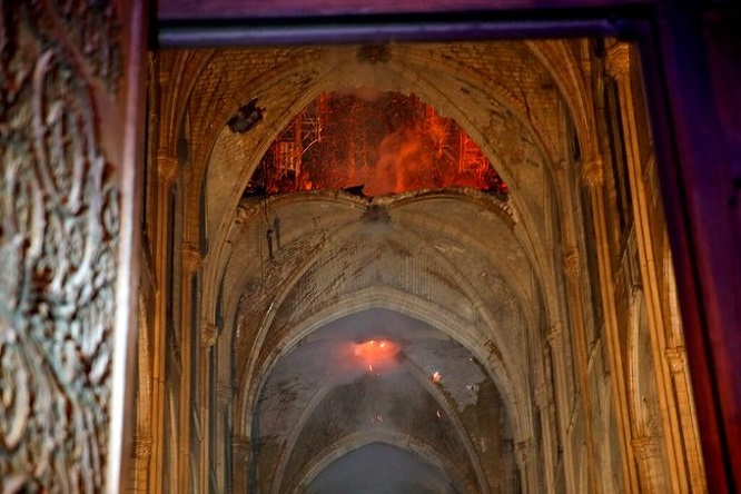 Tin thế giới - Những hình ảnh đầu tiên bên trong Nhà thờ Đức Bà Paris sau khi chìm trong biển lửa (Hình 2).