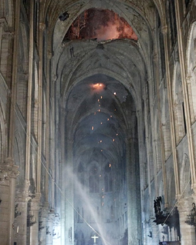 Tin thế giới - Những hình ảnh đầu tiên bên trong Nhà thờ Đức Bà Paris sau khi chìm trong biển lửa (Hình 3).