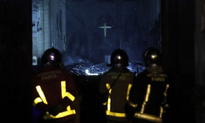 Tin thế giới - Những hình ảnh đầu tiên bên trong Nhà thờ Đức Bà Paris sau khi chìm trong biển lửa (Hình 4).