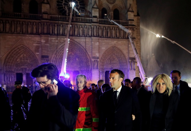 Tin thế giới - Cả thế giới bàng hoàng trước vụ cháy Nhà thờ Đức Bà Paris: Gần một nghìn năm lịch sử chìm trong lửa (Hình 2).