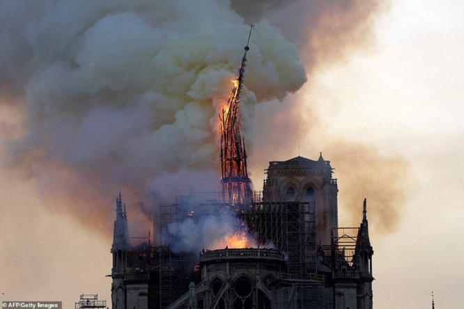 Tin thế giới - Cả thế giới bàng hoàng trước vụ cháy Nhà thờ Đức Bà Paris: Gần một nghìn năm lịch sử chìm trong lửa (Hình 4).