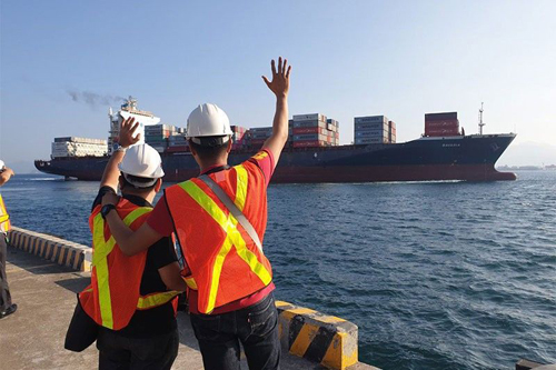 Tin thế giới - Philippines điều tàu chở hàng mang 69 container rác trả về cho Canada (Hình 2).