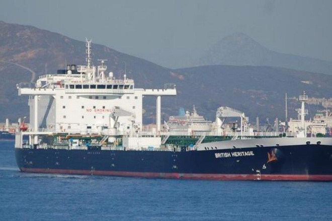 Tin thế giới - 5 tàu vũ trang Iran bao vây, bắt hụt tàu dầu Anh?