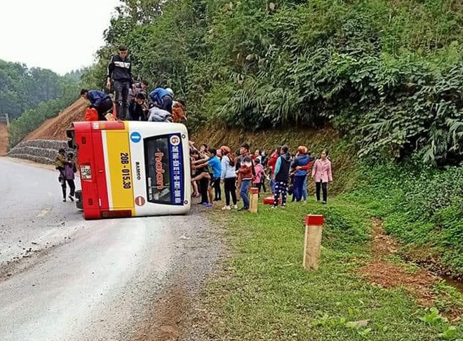 Tin trong nước - Thái Nguyên: Lật xe buýt, hành khách hoảng loạn đập cửa kính thoát thân