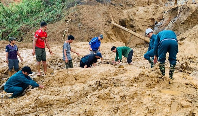 Tin thế giới - Vụ sạt lở ở Phước Sơn: Chốt phương án băng rừng cõng hàng tiếp tế vào khu vực bị cô lập