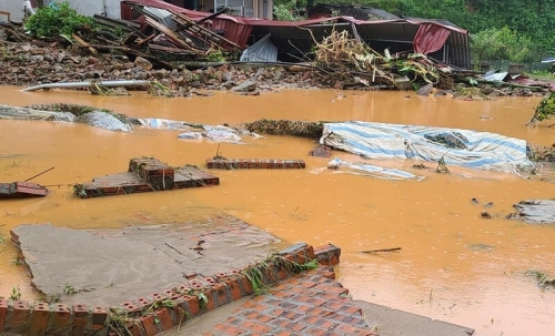 Tin trong nước - Lào Cai hứng trận mưa lớn nhất trong vòng 63 năm, 2 người thiệt mạng, hàng chục ngôi nhà đổ sập