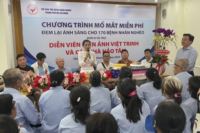 Việc tốt quanh ta - Việt Trinh không tổ chức sinh nhật suốt 11 năm, giúp hàng nghìn người nghèo sáng mắt