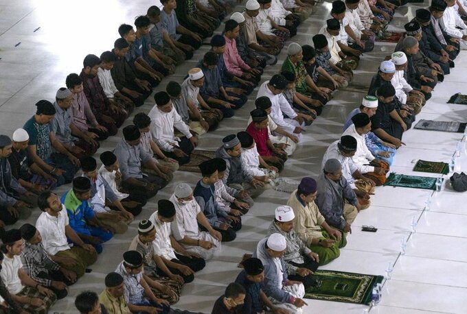Tin thế giới - Hàng trăm người Indonesia không đeo khẩu trang, chen vai dự lễ cầu nguyện giữa đại dịch Covid-19