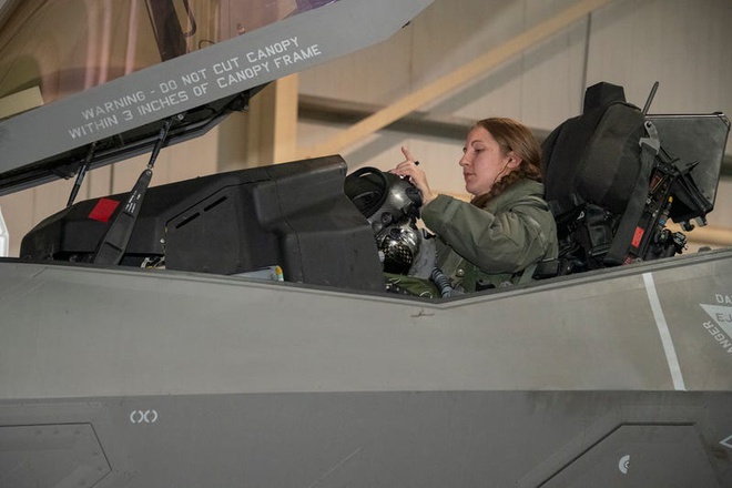 Tin thế giới - Không quân Mỹ có nữ phi công đầu tiên lái tiêm kích tàng hình F-35A