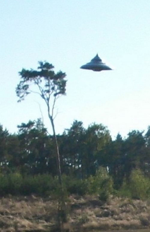 Tin thế giới - Đĩa bay UFO xuất hiện giữa ban ngày ở Ba Lan (Hình 2).