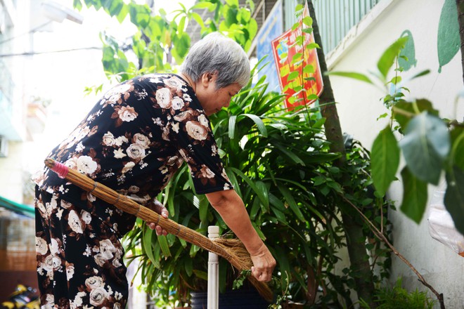 Việc tốt quanh ta - Cụ bà 70 tuổi hơn 14 năm quét rác cho cả xóm ở Sài Gòn