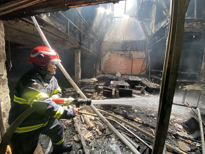 Tin trong nước - TP.HCM: Cháy quán ‘đặc sản' Đà Lạt, nhiều tầng bị thiêu rụi (Hình 5).