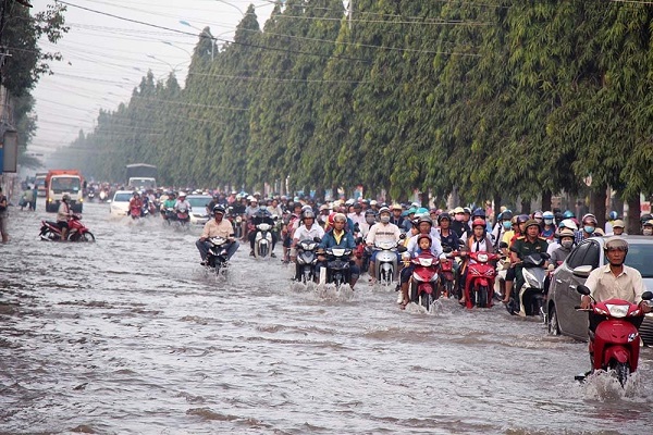 Tin tức - Cận cảnh Cần Thơ mùa nước nổi, người và xe di chuyển trên 'sông'