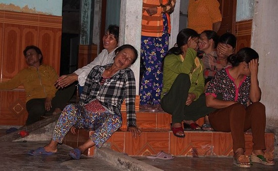 Tin tức - Vụ 4 người bị điện giật tử vong ở Hà Tĩnh: Con gái ngất lịm bên thi thể của cha (Hình 4).