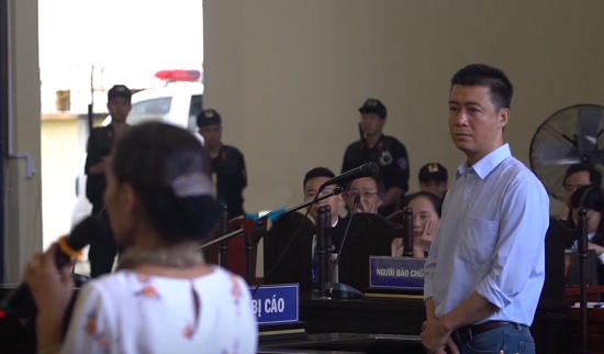 Tin tức - Ám ảnh trước ánh mắt day dứt của 'ông trùm' Phan Sào Nam khi gặp mẹ tại phiên tòa (Hình 2).