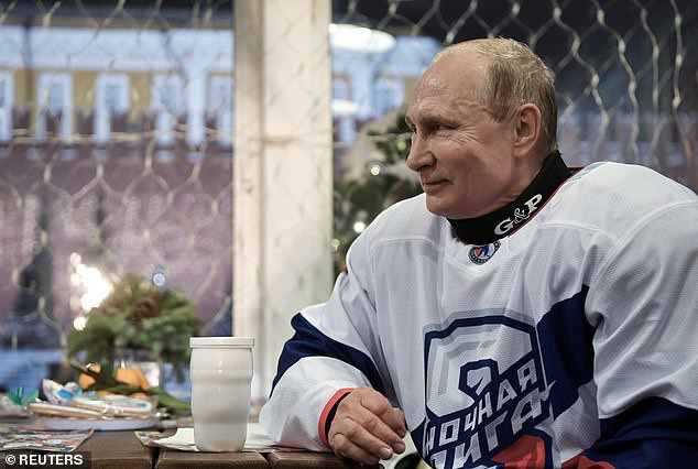 Tin thế giới - Cận cảnh ông Putin thể hiện khả năng chơi khúc côn cầu cùng các quan chức Nga (Hình 2).