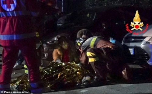 Tin tức - Italya: Hỗn loạn tại hộp đêm vì bị xịt hơi cay, 126 người thương vong