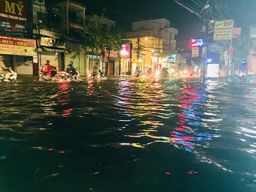 Tin tức - Người Sài Gòn hì hụi đẩy xe, chật vật “bơi” trong biển nước sau trận mưa lớn
