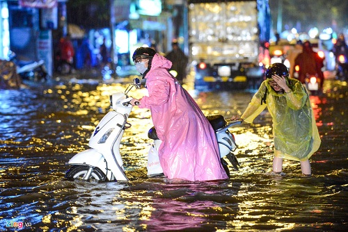 Tin tức - Người Sài Gòn hì hụi đẩy xe, chật vật “bơi” trong biển nước sau trận mưa lớn (Hình 10).