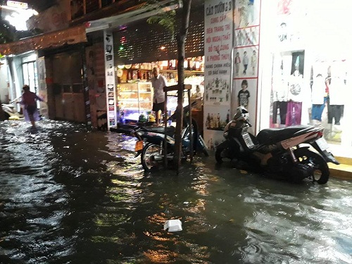 Tin tức - Người Sài Gòn hì hụi đẩy xe, chật vật “bơi” trong biển nước sau trận mưa lớn (Hình 2).