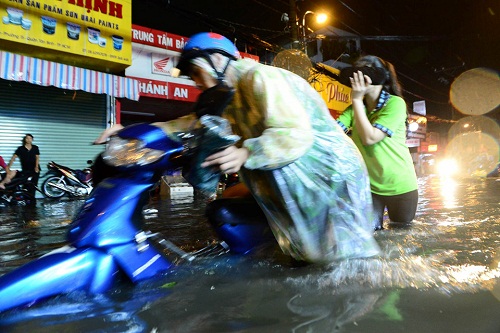 Tin tức - Người Sài Gòn hì hụi đẩy xe, chật vật “bơi” trong biển nước sau trận mưa lớn (Hình 3).