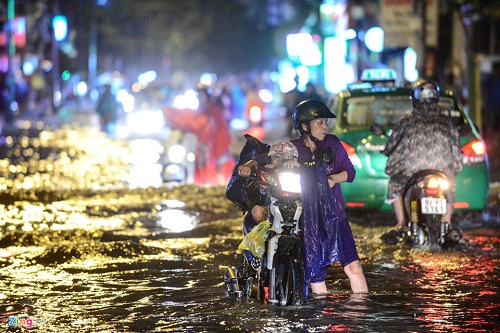 Tin tức - Người Sài Gòn hì hụi đẩy xe, chật vật “bơi” trong biển nước sau trận mưa lớn (Hình 4).