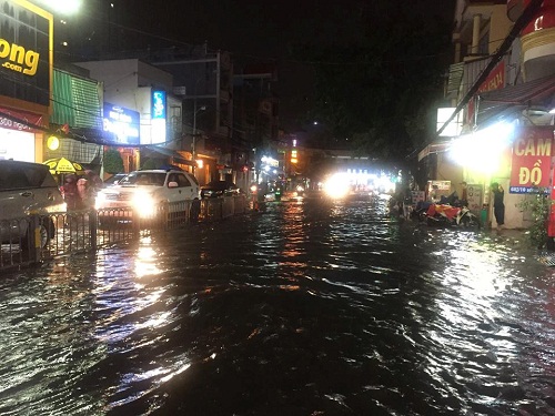 Tin tức - Người Sài Gòn hì hụi đẩy xe, chật vật “bơi” trong biển nước sau trận mưa lớn (Hình 5).