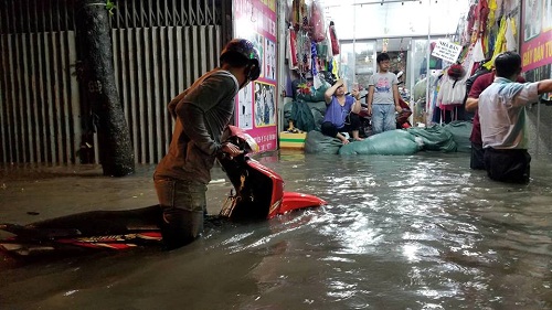 Tin tức - Người Sài Gòn hì hụi đẩy xe, chật vật “bơi” trong biển nước sau trận mưa lớn (Hình 6).
