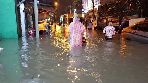 Tin tức - Người Sài Gòn hì hụi đẩy xe, chật vật “bơi” trong biển nước sau trận mưa lớn (Hình 8).