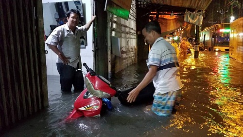 Tin tức - Người Sài Gòn hì hụi đẩy xe, chật vật “bơi” trong biển nước sau trận mưa lớn (Hình 9).