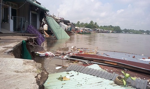 Tin tức - Cần Thơ: 5 căn nhà đổ xuống sông trong tích tắc do sạt lở