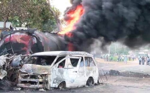 Tin tức - Tai nạn kinh hoàng: Hai ô tô đâm trực diện phát nổ, 20 người chết cháy