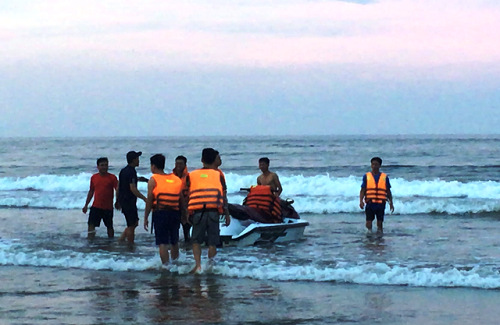 Tin tức - Vụ 4 du khách bị sóng đánh trôi ở Thanh Hóa: Vẫn chưa tìm được nạn nhân cuối cùng