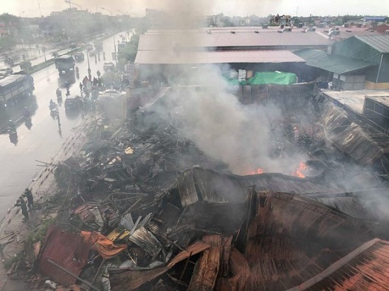 Tin tức - Chợ Gạo Hưng Yên lại bùng cháy dữ dội trở lại dù đã có mưa to