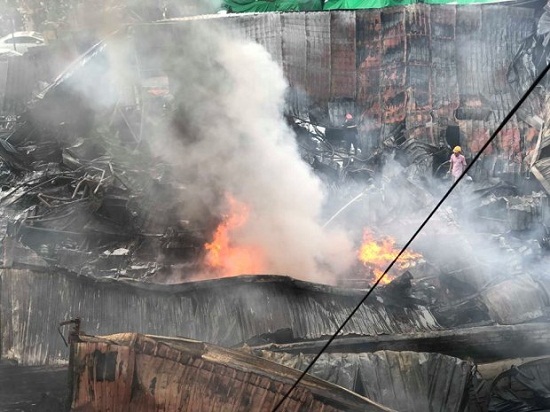 Tin tức - Chợ Gạo Hưng Yên lại bùng cháy dữ dội trở lại dù đã có mưa to (Hình 2).