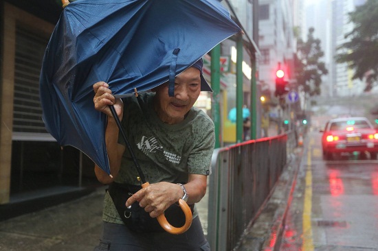 Tin tức - Bão Mangkhut đổ bộ Hong Kong: Kinh hoàng trước những cột sóng khổng lồ (Hình 4).
