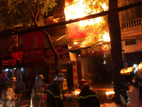 Tin tức - Vụ cháy ở Đê La Thành: Xúc động hình ảnh lính cứu hỏa ăn vội gói xôi lúc nửa đêm (Hình 8).